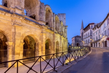arles bouches du rhone frigoriste et climaticien Arènes anciennes illuminées au crépuscule à Arles, France.