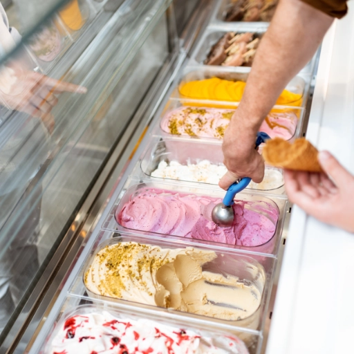 bac surgelé glaces Maintenance Froid Commercial Vaucluse Serveur préparant glace dans cornet.