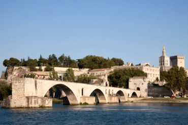 pont d’avignon vaucluse frigoriste et climaticien Pont historique sur le Rhône à Avignon.