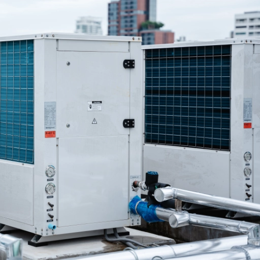Unités de climatisation sur toit urbain.