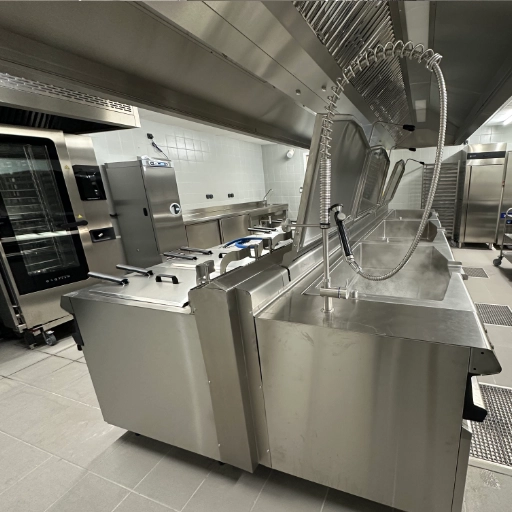 Cuisine professionnelle en acier inoxydable moderne.