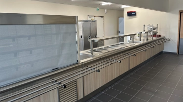 équipement self college bouches du rhone Cantine scolaire vide avec comptoirs en inox.