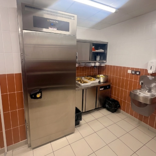 Petite cuisine avec frigo lavabo