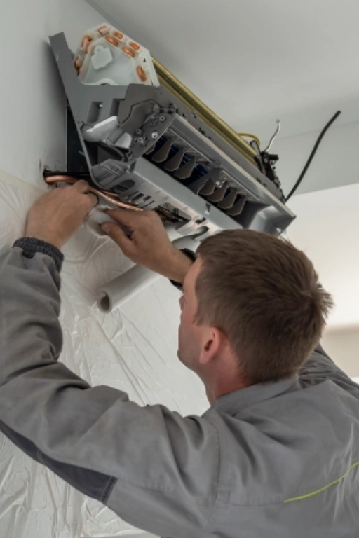 installateur climatisation à pertuis (84) votre agence experte Technicien installant un climatiseur au mur.
