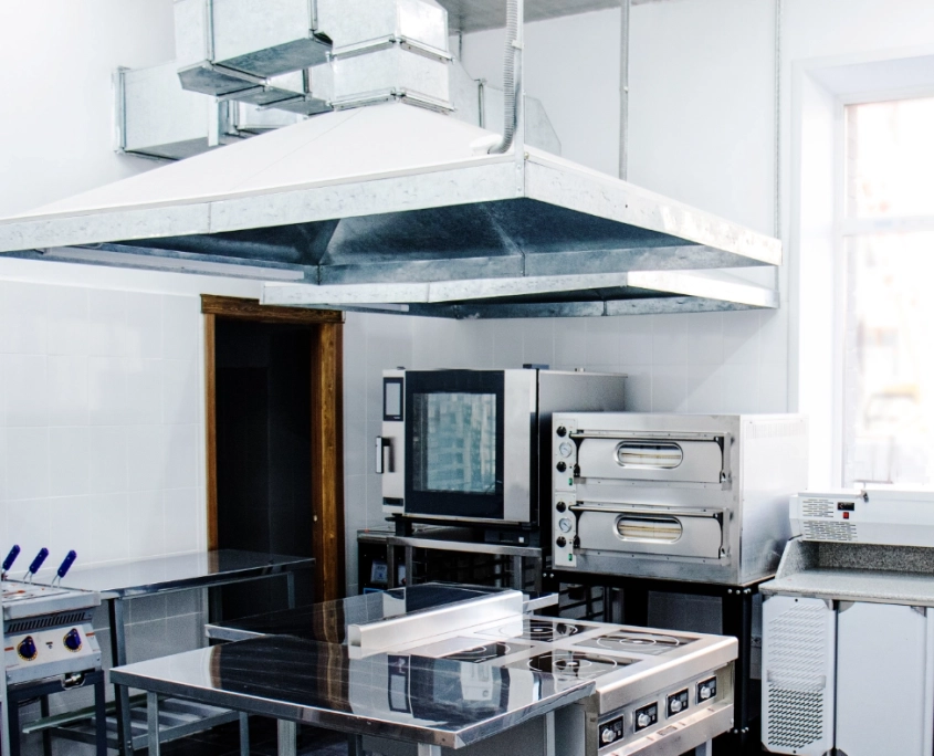 installation de hottes de cuisine professionnelle et ventilation Pertuis Cuisine professionnelle avec équipements inox.
