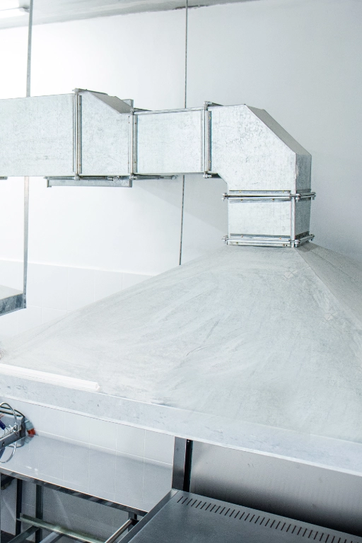 la ventilation en cuisine professionnelle une obligation de sécurité et d’hygiène Gard Système de ventilation métallique dans une cuisine professionnelle.