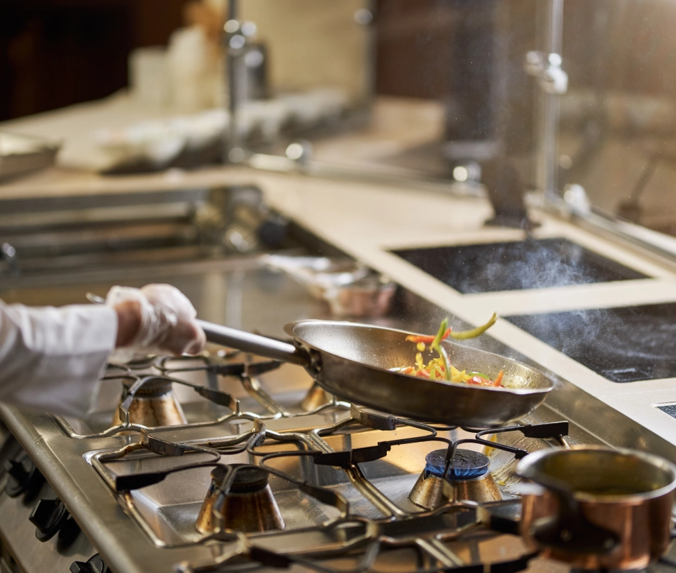 le fourneau gaz la puissance au cœur de votre cuisine Vaucluse Cuisine professionnelle, légumes sautés à la poêle.