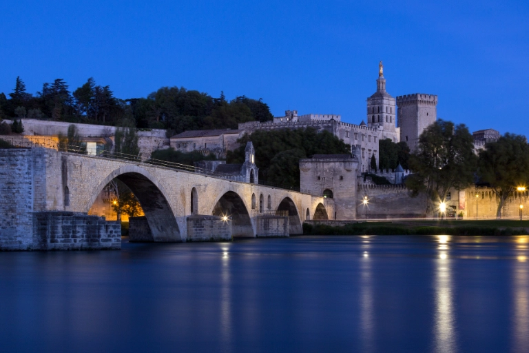 Pont Saint-Bénézet et Palais des Papes, Avignon, nuit.