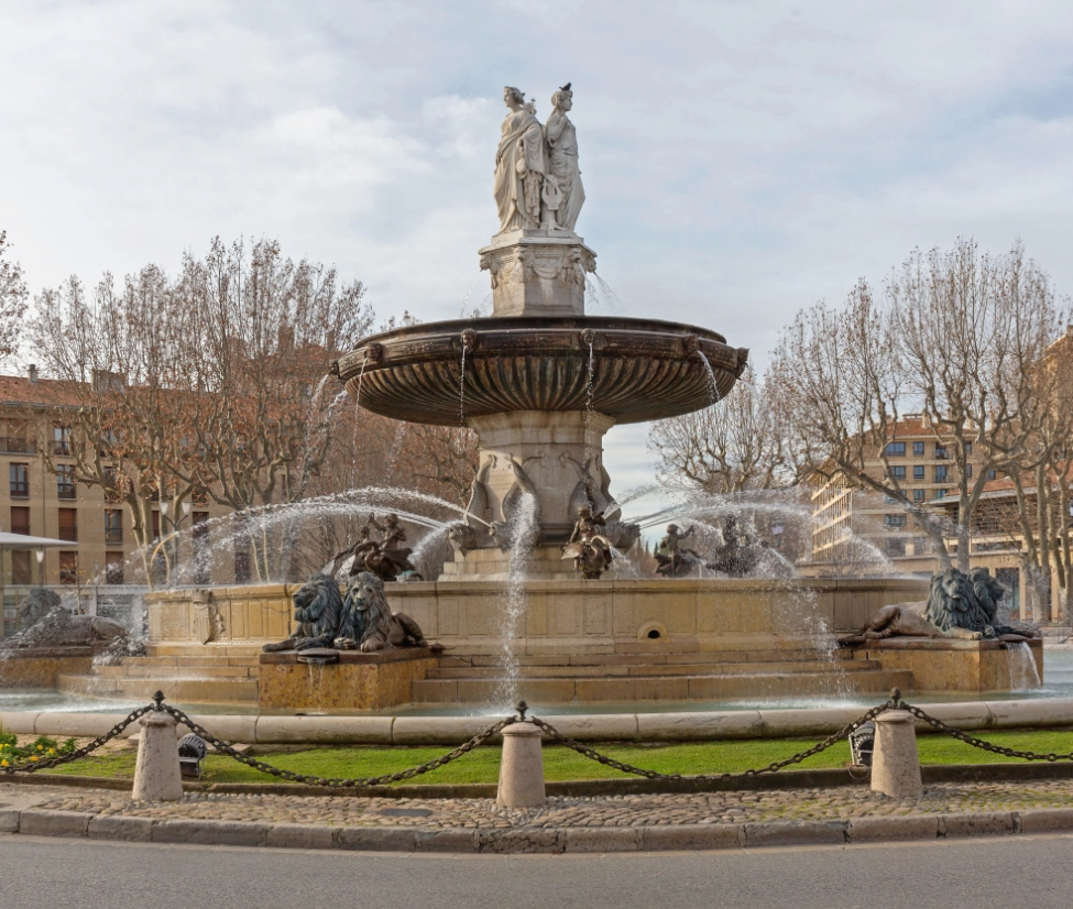 Fontaine monumentale avec statues et jets d'eau