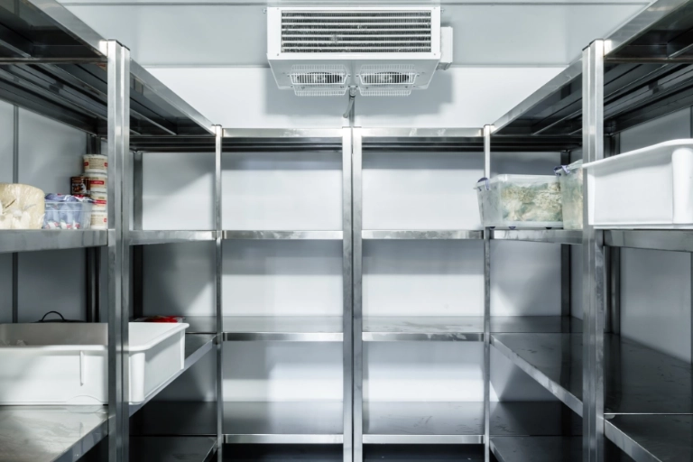 Étagères métalliques dans une chambre froide professionnelle.