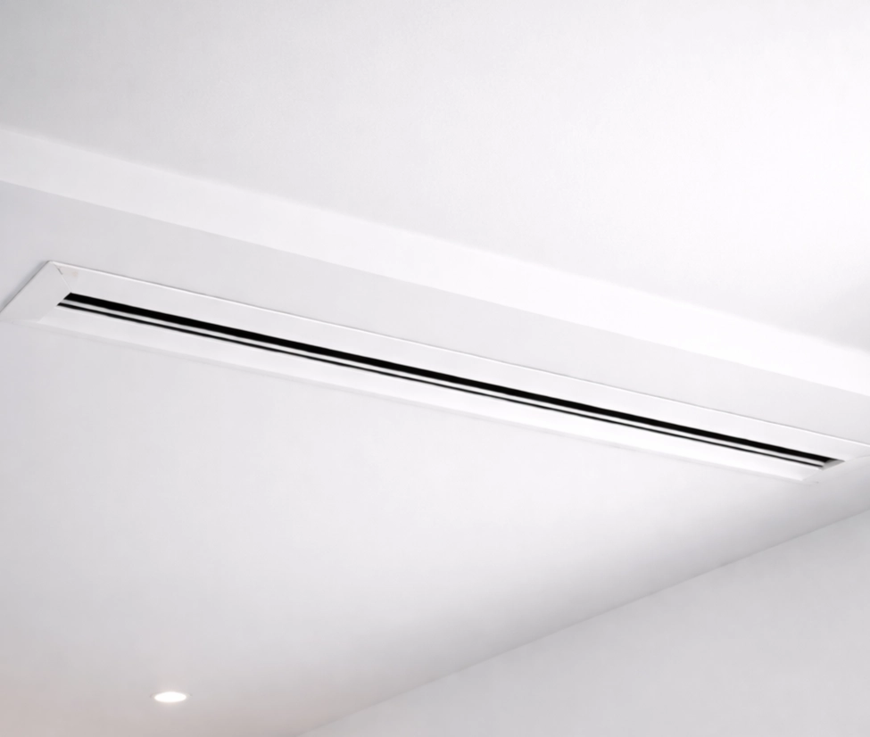 Climatiseur au plafond, intérieur moderne, blanc.
