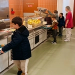 Enfants se servant à la cantine scolaire.