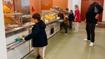 self cuisine aigues vives Enfants se servant à la cantine scolaire.