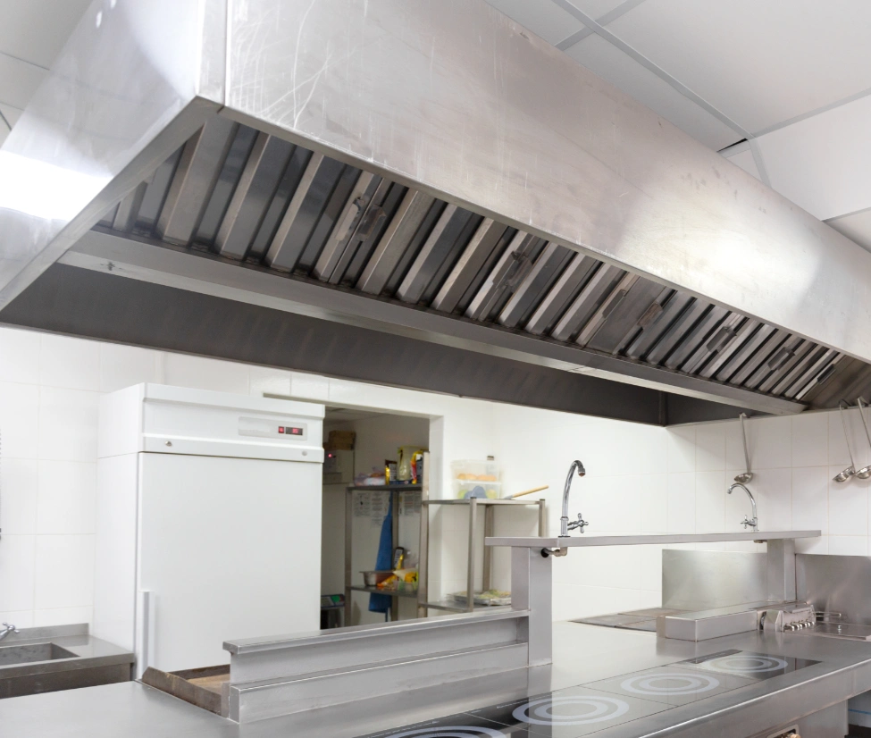 traitement des odeurs et nuisances de voisinage Aix en Provence Cuisine professionnelle avec hotte et frigidaire.
